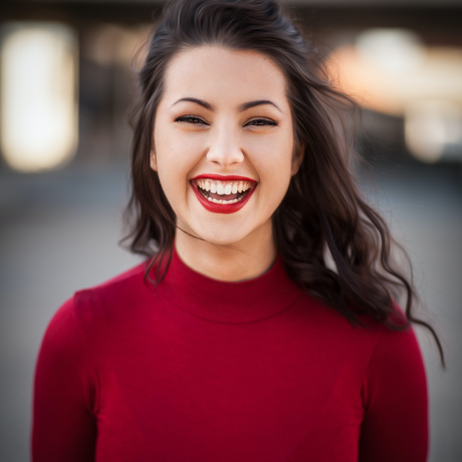 Persona sonriendo en sala